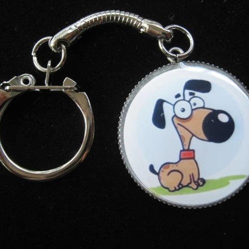 Porte-clés fantaisie, chien cartoon, serti en résine / diamètre 30mm 