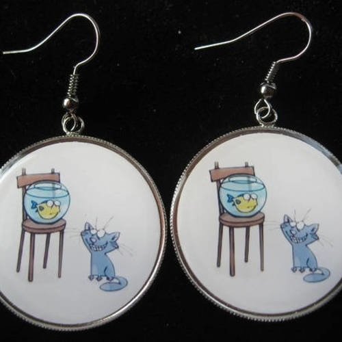Boucles d'oreilles fantaisie, chat et poisson, serties en résine / diamètre 30mm