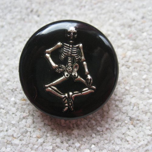 Bague ajustable unisexe squelette argenté sur fond noir en résine diamètre 25mm