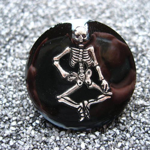 Bague ajustable, squelette argenté, sur fond noir en résine, diamètre 25mm