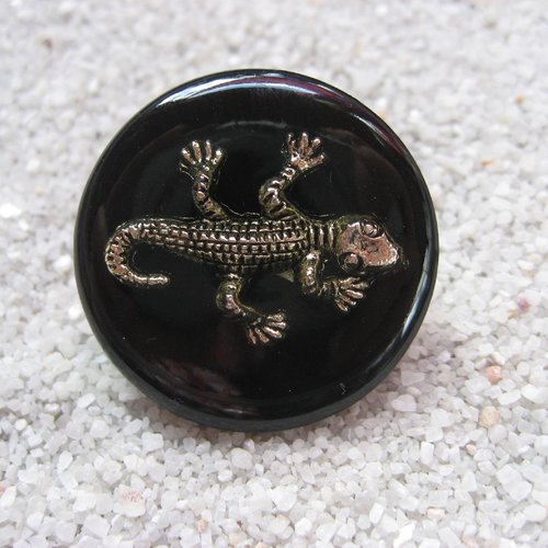 Bague fantaisie, salamandre argentée, sur fond noir en résine / diamètre 25mm