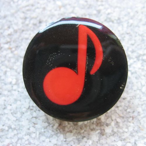 Bague fantaisie, note musicale rouge, sur fond noir en résine / diamètre 25mm