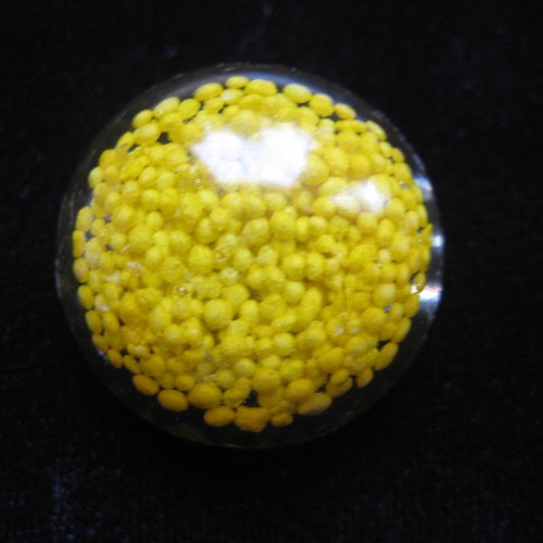 Bague petit cabochon, miniperles jaunes, en résine / diamètre 25mm