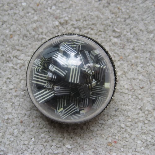 Bague dome ajustable unisexe drapeaux bretons mobiles dans une demie-sphère en plexi diamètre 30mm