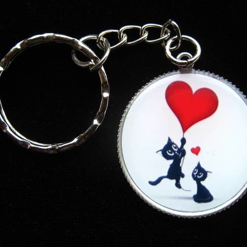 Porte-clés fantaisie, cats in love, serti en résine / diamètre 30mm