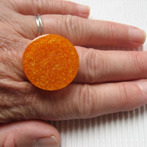 Bague ajustable unisexe sable orange sur fond transparent en résine diamètre 25mm