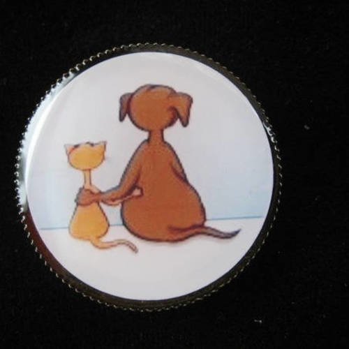 Broche fantaisie, chien et chat love story, sertie en résine, diamètre 30mm