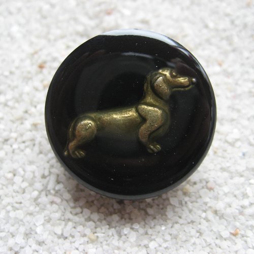 Bague ajustable unisexe chien teckel bronze sur fond noir en résine diamètre 25mm