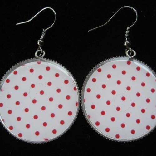 Boucles d'oreilles, pois rouges sur fond beige, serties en résine, diamètre 30mm