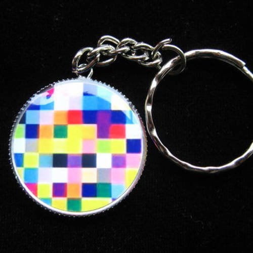 Porte-clefs pop, pixels multicolores, serti en résine / diamètre 30mm