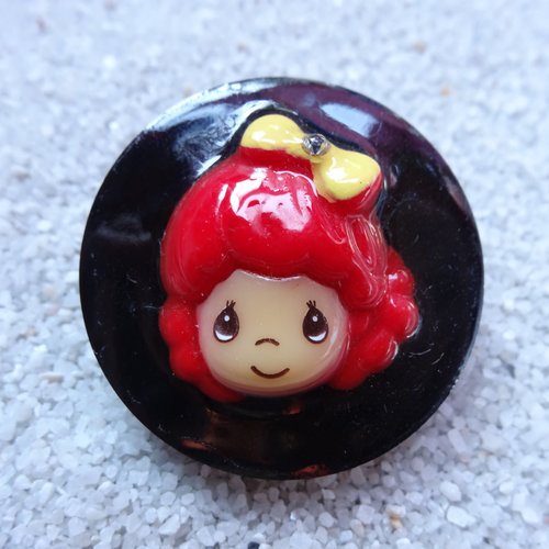 Grande bague kawaii, poupée rouge, sur fond noir en résine / diamètre 35mm