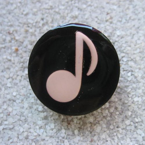 Bague fantaisie, note musicale rose, sur fond noir en résine / diamètre 25mm