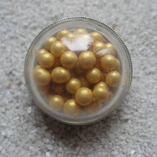 Bague dome fantaisie, perles dorées mobiles, dans une demi-sphère en plexi / diamètre 30mm