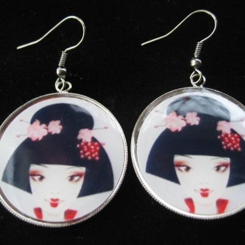 Boucles d'oreilles fantaisie, geisha, serties en résine / diamètre 30mm
