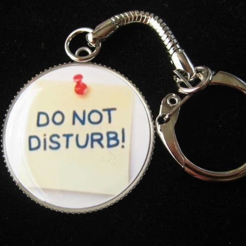 Porte-clefs fantaisie, do not disturb, serti en résine, diamètre 30mm