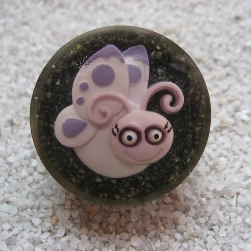 Bague cabochon rond ajustable unisexe papillon cartoon sur fond noir en résine diamètre 25mm