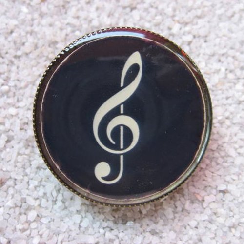 Broche ronde unisexe clé de sol sur fond noir sertie en résine diamètre 30mm
