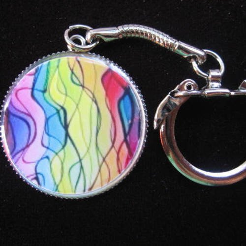 Porte-clefs graphique, motifs multicolores, serti en résine / diamètre 30mm