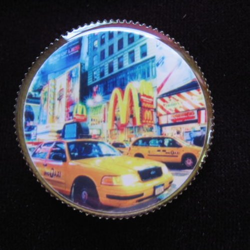 Broche vintage, taxi new-york city, sertie en résine / diamètre 30mm