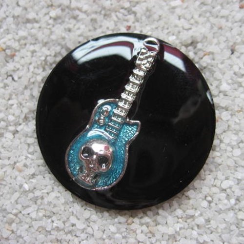 Broche fantaisie, guitare bleue, fond noir en résine / diamètre 35mm
