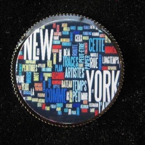 Broche unisexe tags new-york city sertie en résine sur un support de broche diamètre 30mm