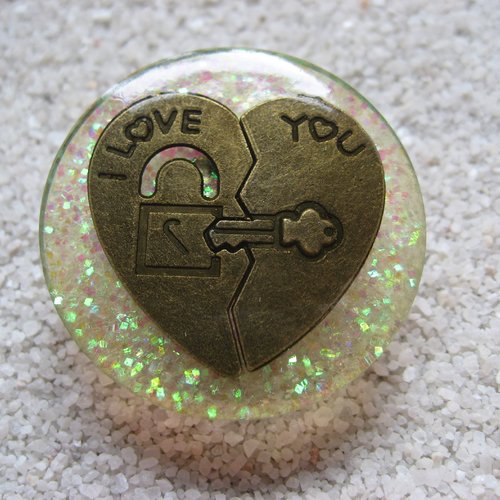 Grande bague ajustable unisexe coeur bronze love you sur fond beige nacré en résine diamètre 35mm