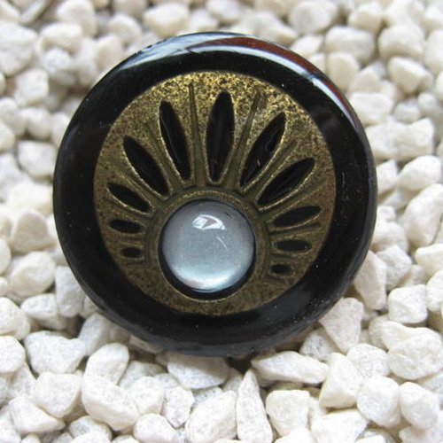 Bague fantaisie, estampe bronze et perle blanche, sur fond noir en résine / diamètre 25mm