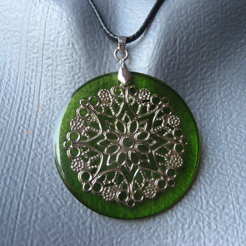 Pendentif graphique, estampe mandala argentée, sur fond vert en résine, diamètre 40mm