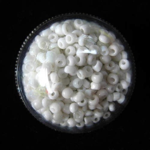 Bague dome, perles blanches mobiles, dans une demi-sphère plexi / diamètre 30mm