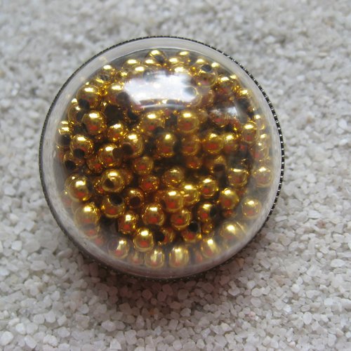 Bague dome ajustable unisexe perles dorées mobiles sertie en résine dans une sphère en plexi diamètre 30mm