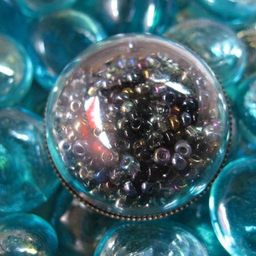 Bague grand dome, perles noires mobiles, dans une demie-sphère en plexi / diamètre 30mm