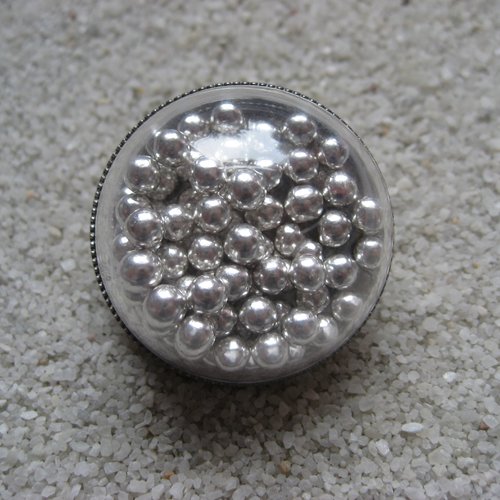 Bague grand dome ajustable unisexe perles argentées mobiles sertie dans une demi-sphère plexi diamètre 30mm