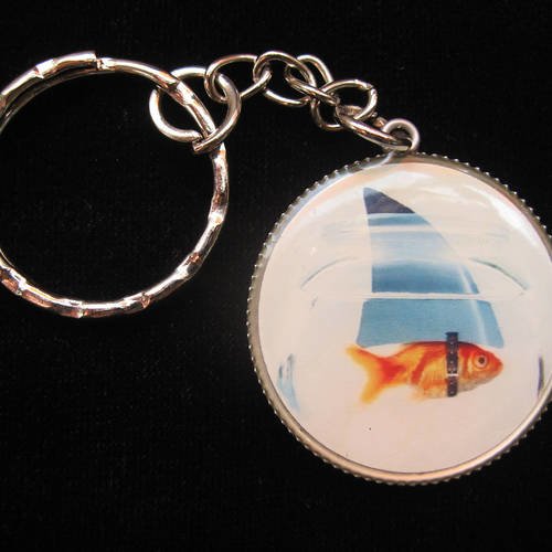Porte-clés fantaisie, poisson ou requin, serti en résine / diamètre 30mm