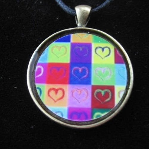 Pendentif unisexe graphique coeurs multicolores serti en résine diamètre 30mm
