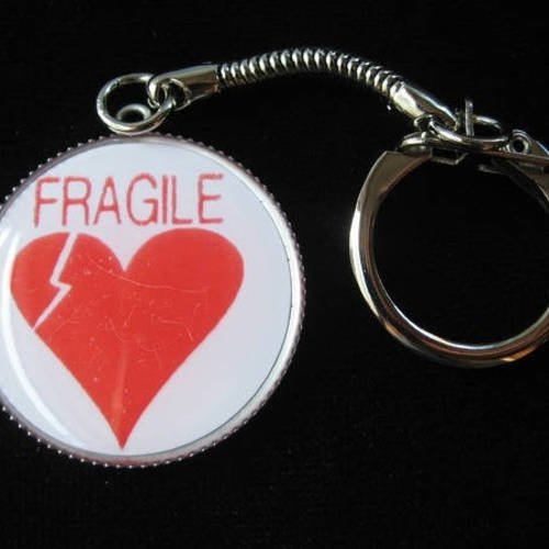 Porte-clés fantaisie, coeur fragile, serti en résine / diamètre 30mm