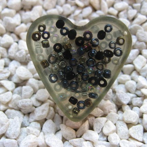 Destockage / bague coeur, perles rocailles noires, en résine / taille 25mmx25mm