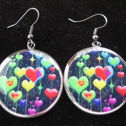Boucles d'oreilles, coeurs multicolores sur fond noir, serties en résine / diamètre 30mm 