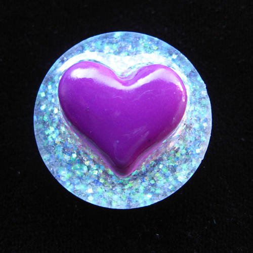 Bague romantique, coeur violet, sur fond blanc nacré en résine / diamètre 25mm