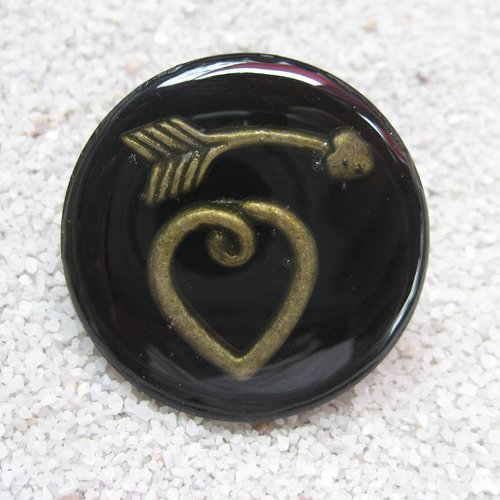 Grande bague fantaisie, coeur fléché bronze, sur fond noir en résine / diamètre 35mm