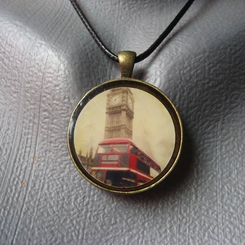 Destockage / pendentif vintage, big ben london, serti en résine / diamètre 30mm