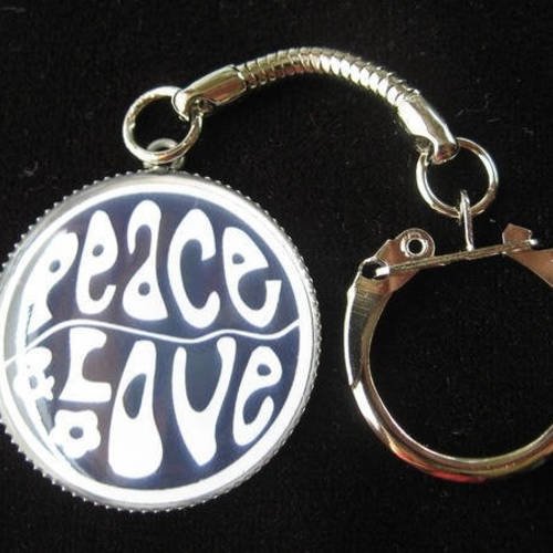 Porte-clés vintage, peace and love, serti en résine / diamètre 30mm