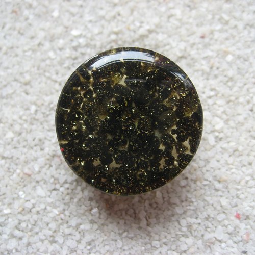 Bague ajustable unisexe cailloux noirs et dorés sur fond transparent en résine diamètre 25mm