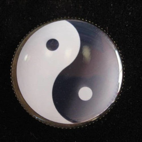 Broche zen, yin yang, sertie en résine / diamètre 30mm