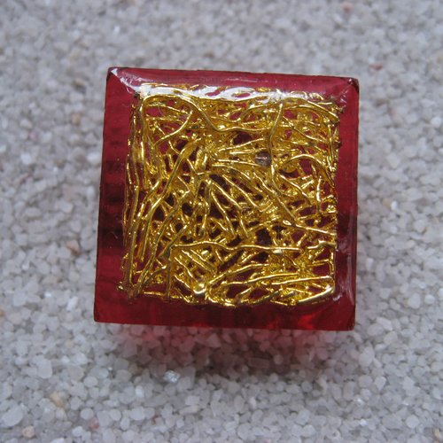 Bague carrée graphique, estampe dorée, sur fond rouge en résine / taille 25mmx25mm
