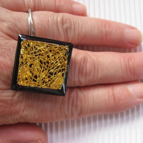 Bague carrée ajustable, estampe dorée, sur fond noir en résine, taille 25mmx25mm