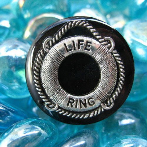 Bague graphique, life ring, sur fond noir en résine / diamètre 25mm