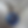 Pendentif unisexe estampe argentée sur fond bleu en résine diamètre 40mm