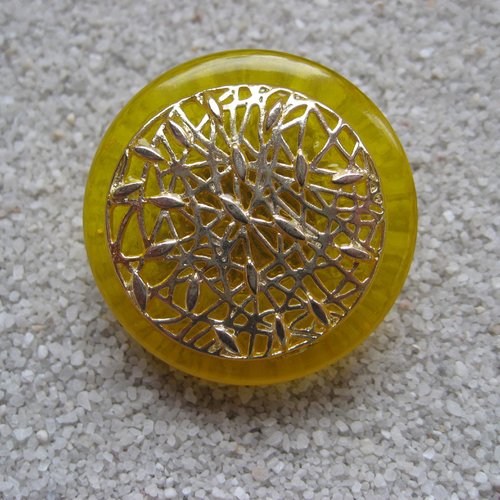 Grande bague ajustable unisexe estampe argentée sur fond jaune en résine diamètre 35mm