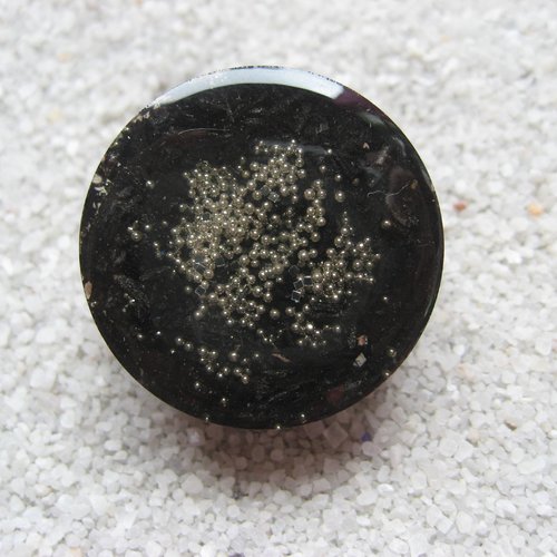Bague ajustable, microperles argentées, sur fond noir en résine, diamètre 25mm, pour femme