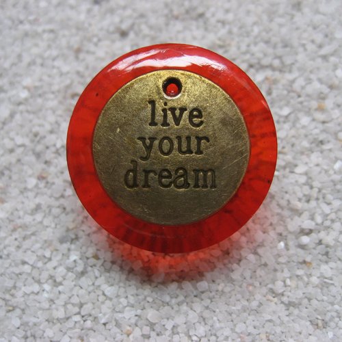 Bague graphique, live your dream, sur fond rouge en résine / diamètre 25mm